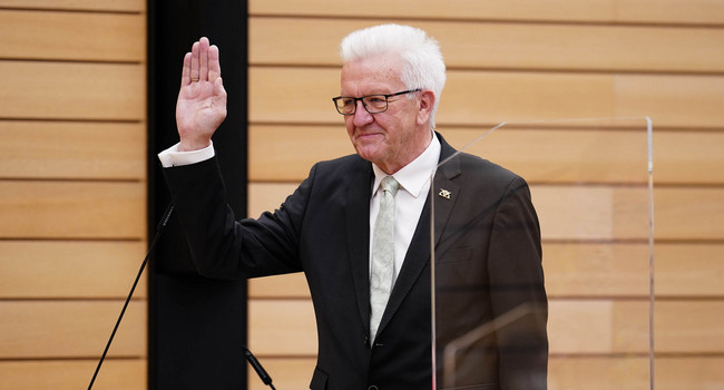 Winfried Kretschmann legt im Landtag seinen Amtseid als Ministerpräsident ab.']