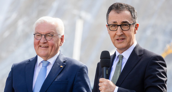 Bundespräsident Frank-Walter Steinmeier (links) und Ministerpräsident Cem Özdemir (rechts)