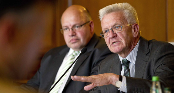 Bundesumweltminister Peter Altmaier (l.) und Ministerpräsident Winfried Kretschmann (r.) bei der Pressekonferenz im Staatsministerium in Stuttgart