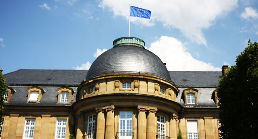 Auf dem Dach der Villa Reitzenstein, dem Regierungssitz der baden-württembergischen Landesregierung, weht die Fahne der Europäischen Union.