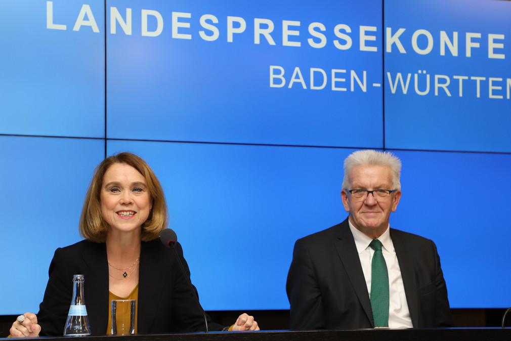 Ministerpräsident Winfried Kretschmann (r.) und Staatssekretärin Petra Olschowski (l.) (Bild: Staatsministerium Baden-Württemberg)