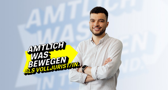 Lächelnder Mann im hellen Hemd im Vordergrund, steht für die Arbeit als Volljurist.