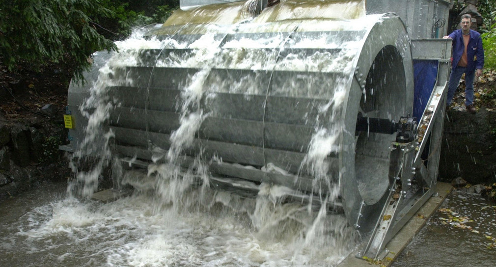 Ein Kleinwasserkraftwerk in Freiburg im Breisgau (Bild: © dpa).