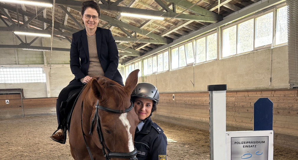 Ministerin der Justiz und für Migration Marion Gentges auf dem Dienstpferd „Harro“ und Polizeioberkommissarin Rebecca Schneider, Stammreiterin des Pferdes.