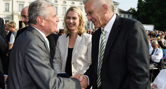 Bundespräsident Joachim Gauck (l.) begrüßt Ministerpräsident Winfried Kretschmann (r.). Dahinter steht Bundesministerin Manuela Schwesig (M.). (Foto: Staatsministerium Baden-Württemberg)