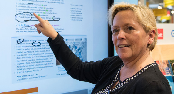 Kultusministerin Susanne Eisenmann bedient ein Whiteboard mit Touch-Screen auf der Bildungsmesse didacta (Foto: dpa)