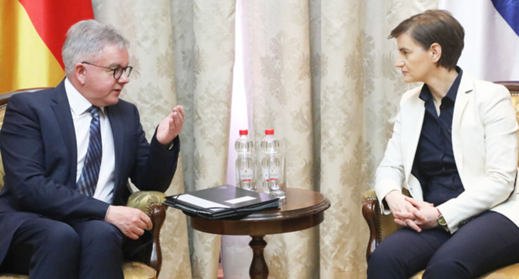 Minister Guido Wolf (l.) im Gespräch mit der Serbischen Premierministerin Ana Brnabić (r.) (Foto: © Ministerium der Justiz und für Europa Baden-Württemberg)
 
