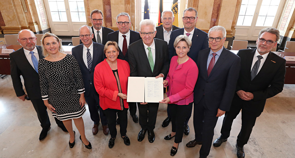 Gruppenbild mit Ministerpräsident Winfried Kretschmann (Bild: Staatsministerium Baden-Württemberg)