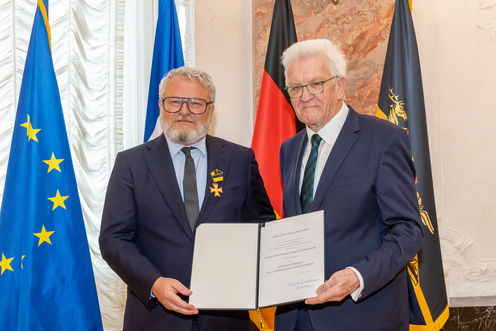 Ministerpräsident Winfried Kretschmann (rechts) und Prof. Tobias Rehberger (links)