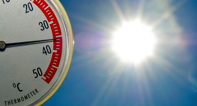 Ein Thermometer zeigt fast 36 Grad Celsius an. (Bild: © Patrick Pleul / dpa)']