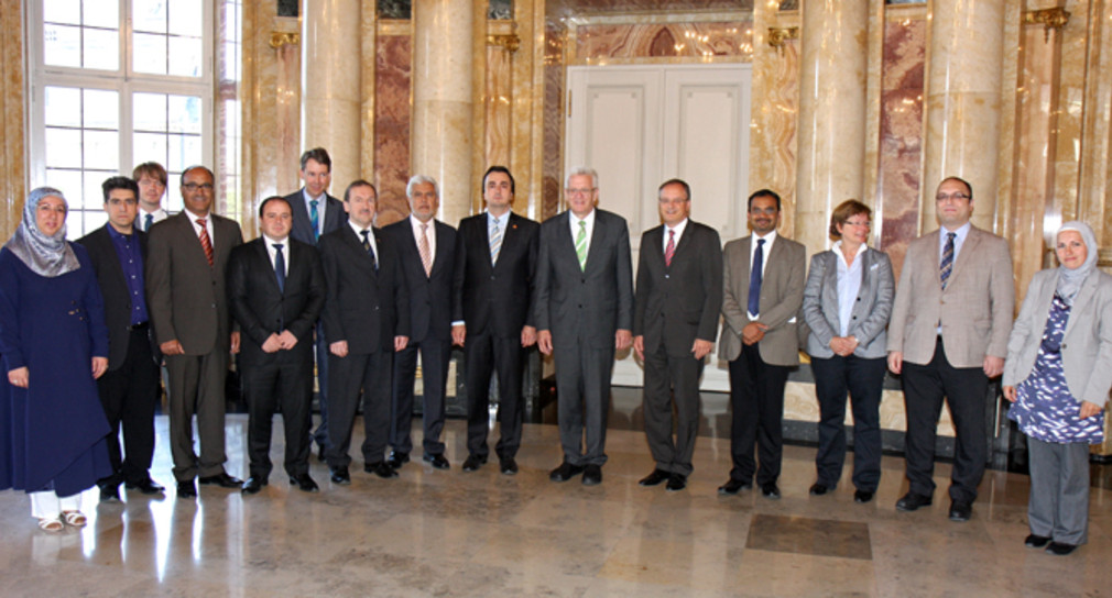Ministerpräsident Winfried Kretschmann und Kultusminister Andreas Stoch mit einer Delegation islamischer Verbände am 27. Juni 2014 im Neuen Schloss in Stuttgart