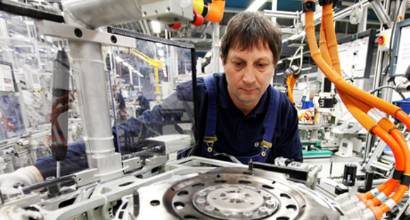 Arbeiter bei der Produktion von Motorenteilen (© Bosch)