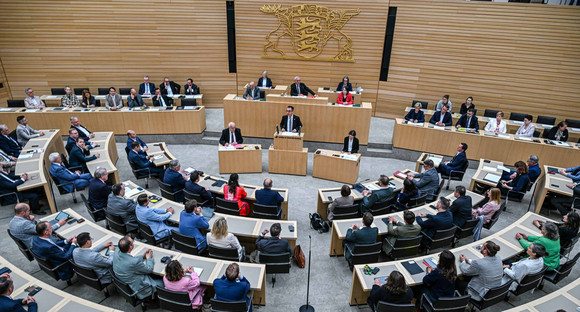 Blick in den Landtag von Baden-Württemberg bei der Regierungserklärung von Ministerpräsident Cem Özdemir.