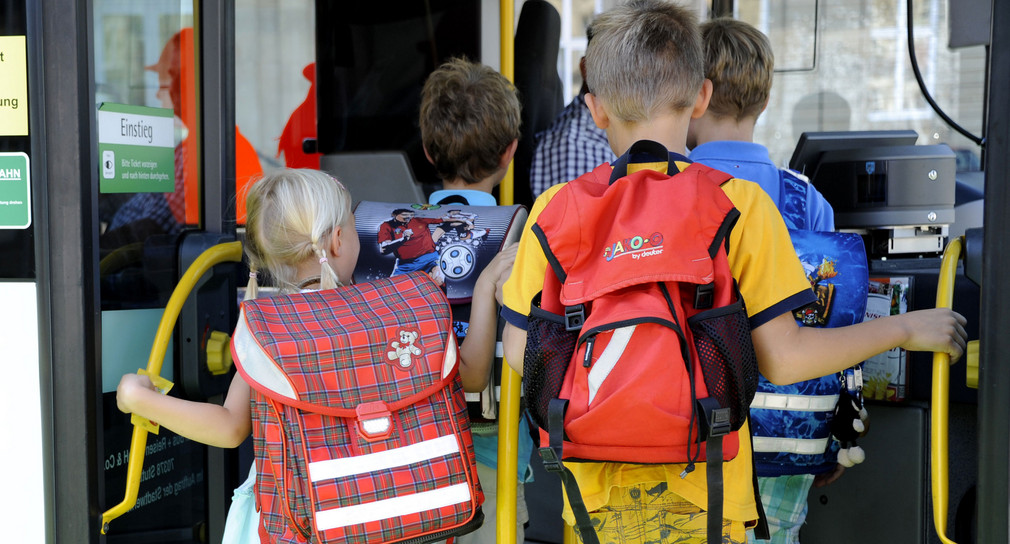 Schüler steigen in einen Bus ein. (Bild: dpa)