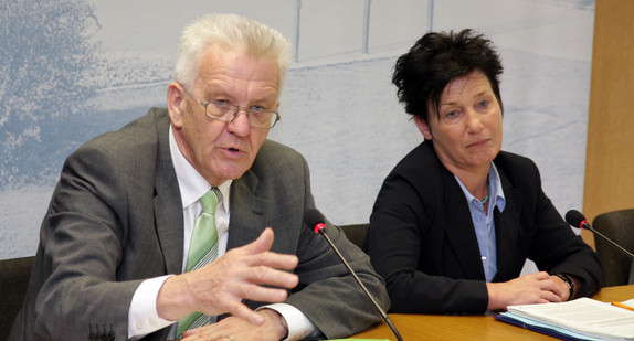 Ministerpräsident Winfried Kretschmann (l.) und Sozialministerin Katrin Altpeter  (r.) bei der Regierungspressekonferenz am 16. April 2013 im Landtag in Stuttgart