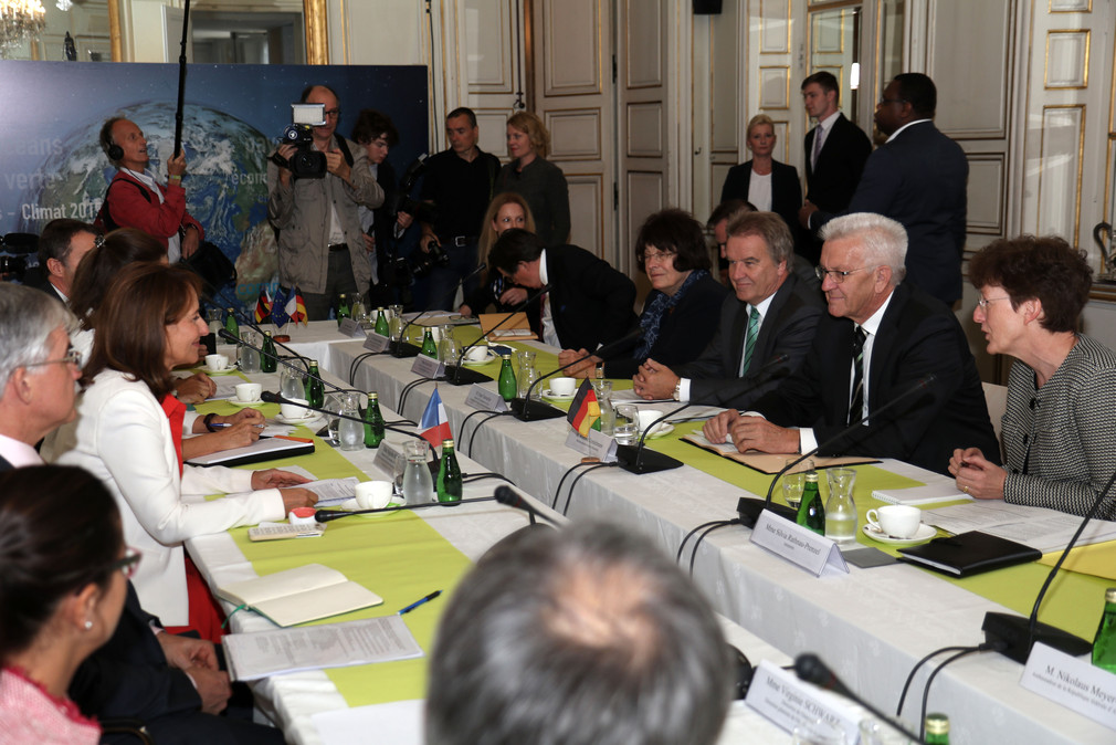 Gespräch von Ministerpräsident Winfried Kretschmann (r.) mit der französischen Umweltministerin Ségolène Royal (l.)