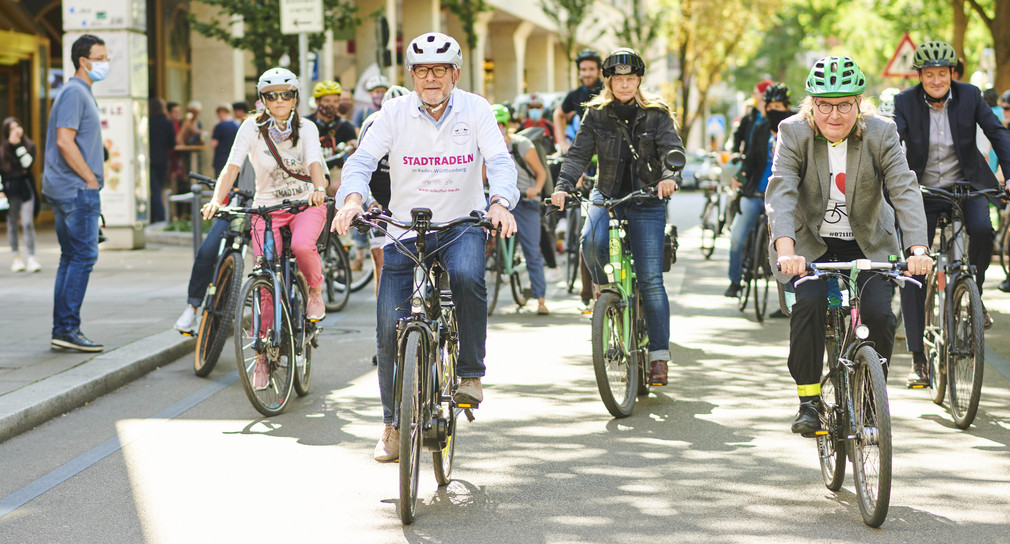 Verkehrsminister Winfried Hermann und der Stuttgarter Bürgermeister Peter Pätzold bei der Eröffnung der STADTRADELN-Saison 2020. (Bild: Verkehrsministerium Baden-Württemberg)