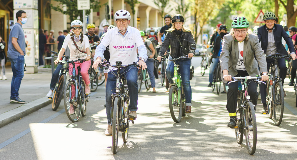 Verkehrsminister Winfried Hermann und der Stuttgarter Bürgermeister Peter Pätzold bei der Eröffnung der STADTRADELN-Saison 2020. (Bild: Verkehrsministerium Baden-Württemberg)