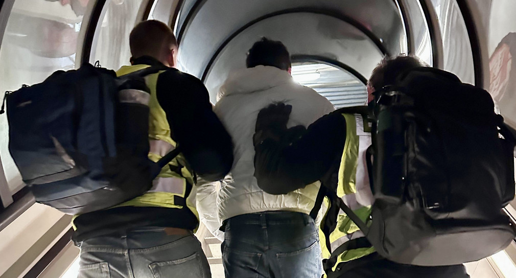 Abschiebung nach Afghanistan – Letzter Straftäter der Gruppenvergewaltigung in Illerkirchberg wird abgeführt