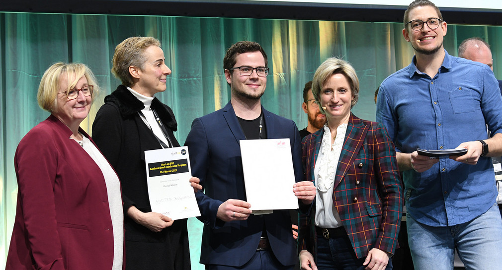 Ministerin Theresia Bauer (l.) und Ministerin Nicole Hoffmeinster-Kraut (2.v.r.) mit dem Team AUCTEQ Biosystems (Bild: © Ministerium für Wirtschaft, Arbeit und Wohnungsbau Baden-Württemberg)