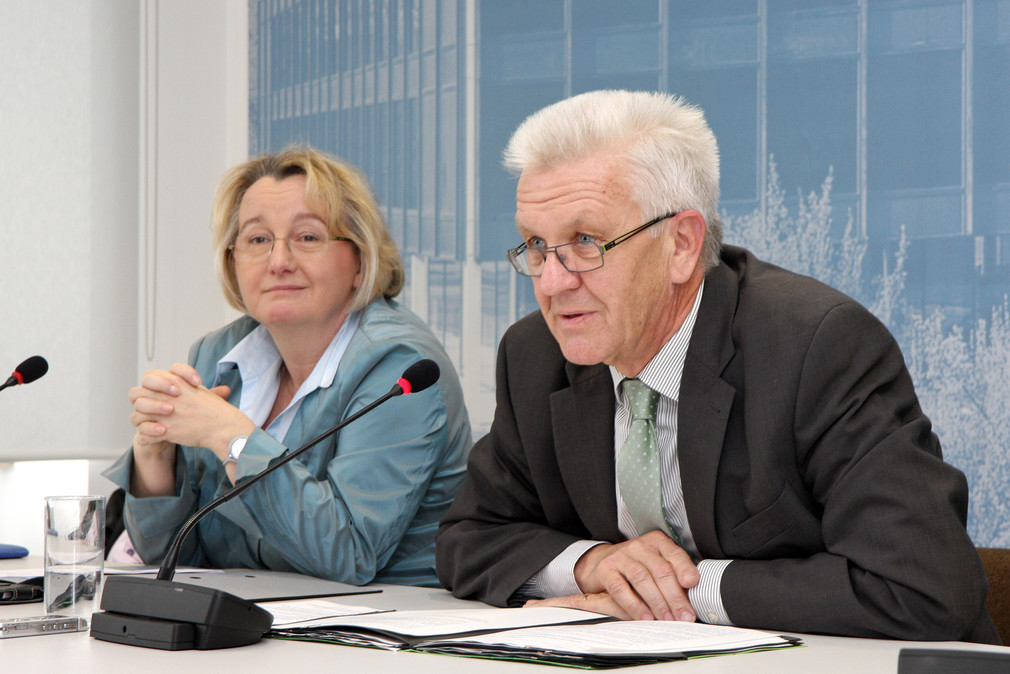Ministerpräsident Winfried Kretschmann (r.) und Wissenschaftsministerin Theresia Bauer (l.) bei der Regierungspressekonferenz am 4. November 2014 in Stuttgart