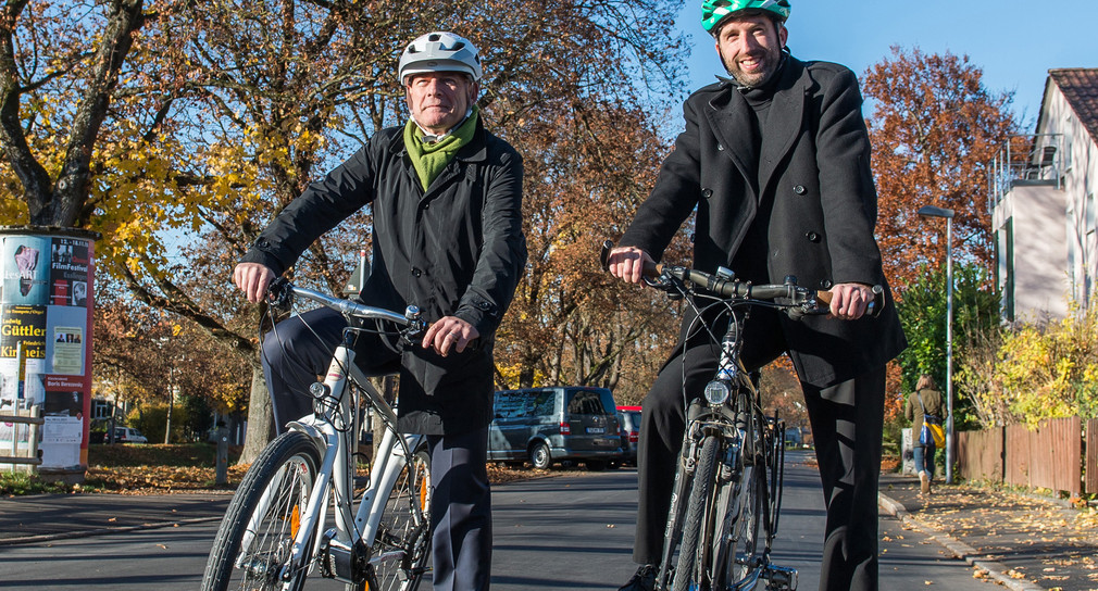 Verkehrsminister Winfried Hermann (l.) und der Oberbürgermeister von Tübingen, Boris Palmer (r.) mit Fahrrädern (Foto: © dpa)