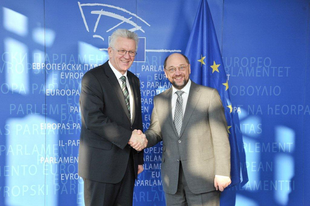 Ministerpräsident Winfried Kretschmann (l.) trifft den Parlamentspräsident Martin Schulz (r.) am Donnerstag (02.02.2012) zu Gesprächen in Brüssel.