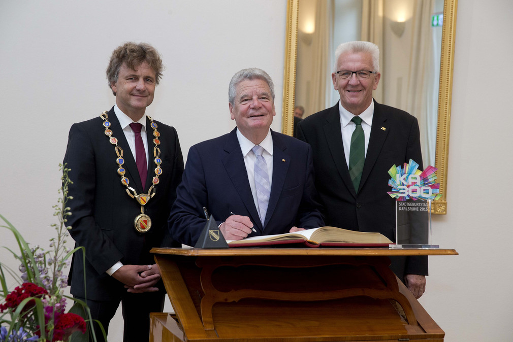 v.l.n.r.: der Karlsruher Oberbürgermeister Frank Mentrup, Bundespräsident Joachim Gauck und Ministerpräsident Winfried Kretschmann