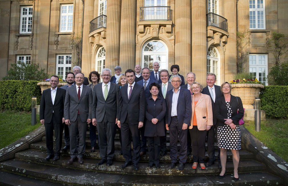 Gruppenbild der grün-roten Landesregierung vor der Villa Reitzenstein