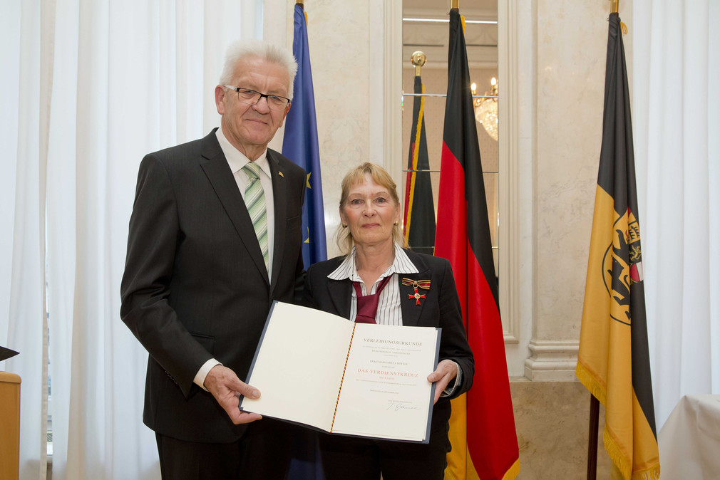 Ministerpräsident Winfried Kretschmann (l.) und Margareta Höfele (r.)