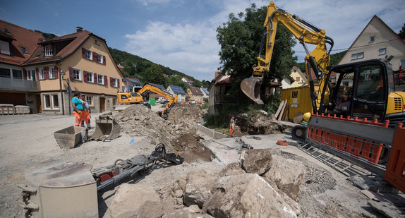 Felsbrocken liegen in Braunsbach auf einer Baustelle. (Bild: Marijan Murat / dpa)
