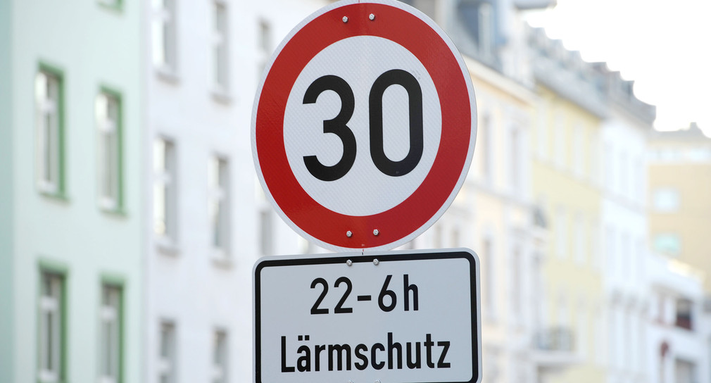 Ein Verkehrsschild mit Tempo 30 und darunter dem Hinweis: „22 bis 6 h Lärmschutz“
