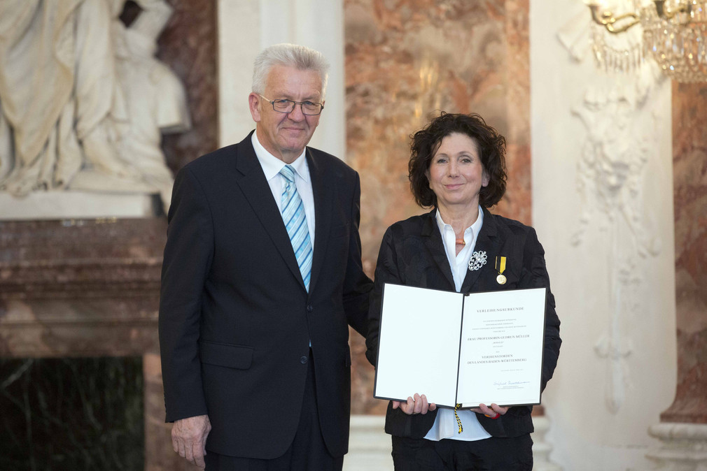 Ministerpräsident Winfried Kretschmann (l.) und Prof. Gudrun „Rosalie“ Müller (r.)