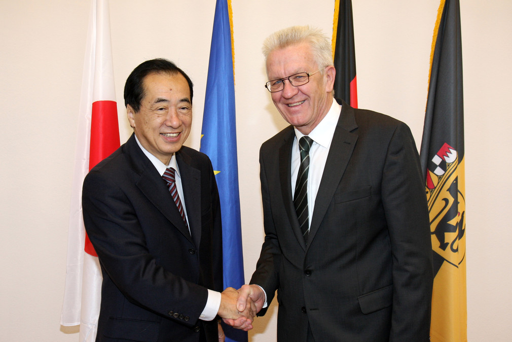 Ministerpräsident Winfried Kretschmann (r.) und der frühere japanische Premierminister Naoto Kan (l.) am 20. März 2014 im Clay Haus in Stuttgart