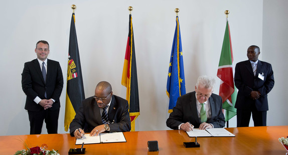 Ministerpräsident Winfried Kretschmann (2.v.r.) und Minister Laurent Kavakure (2.v.l.) bei der Unterzeichnung der Partnerschaftsvereinbarung