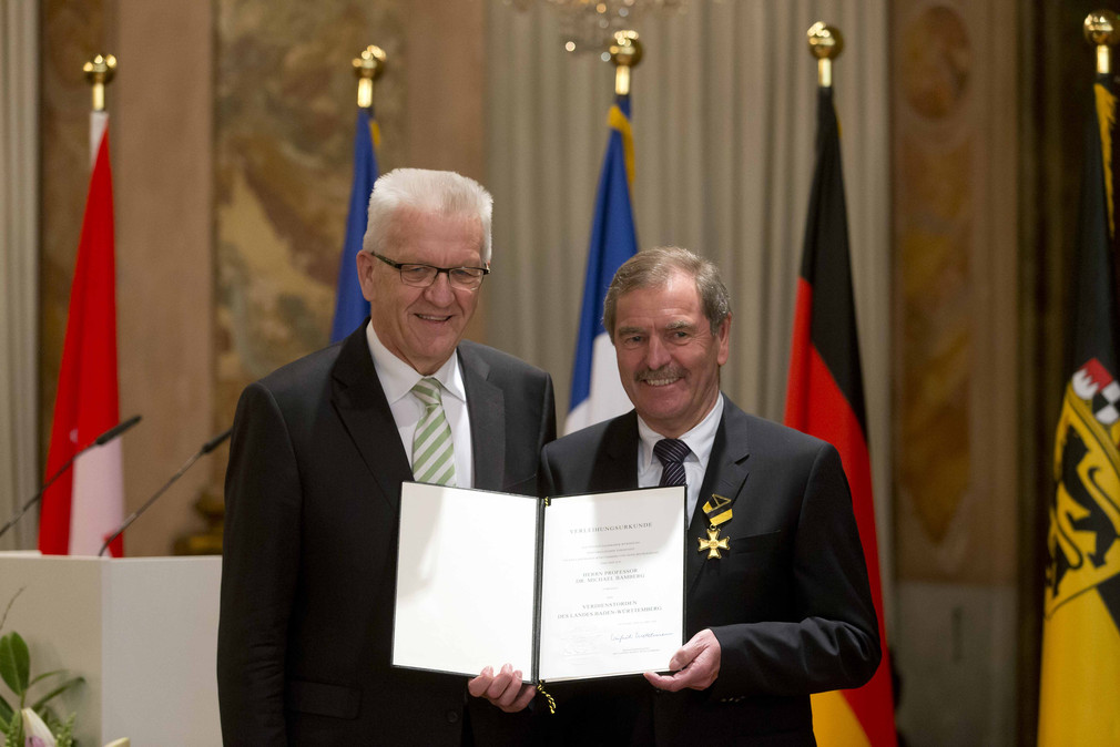 Ministerpräsident Winfried Kretschmann (l.) und Prof. Dr. Michael Bamberg (r.)