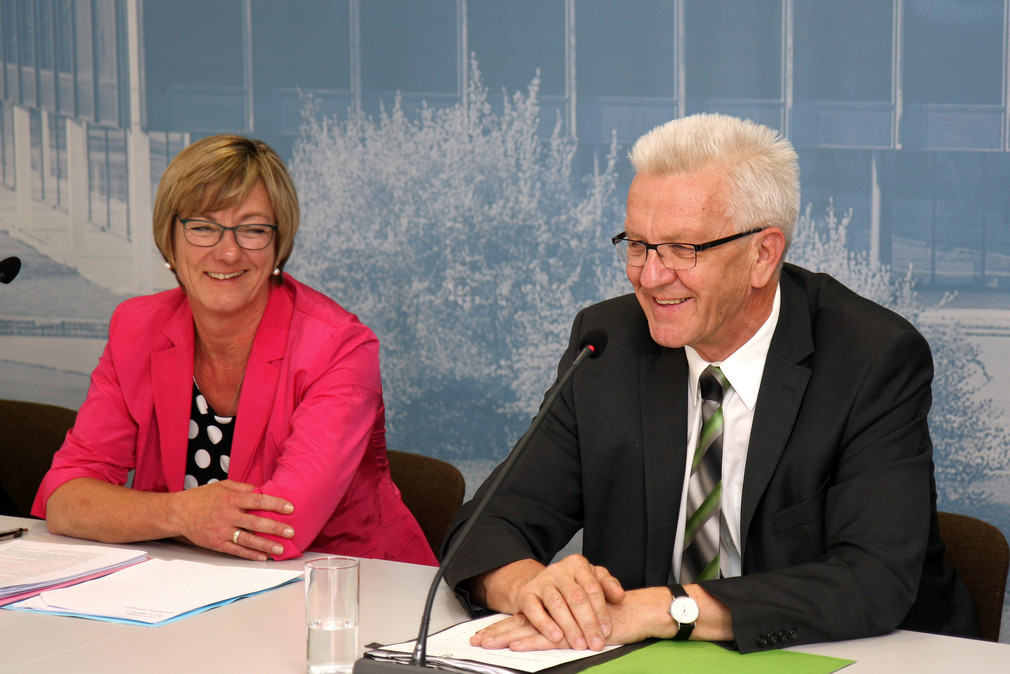 Ministerpräsident Winfried Kretschmann (r.) und Finanzministerin Edith Sitzmann (l.)