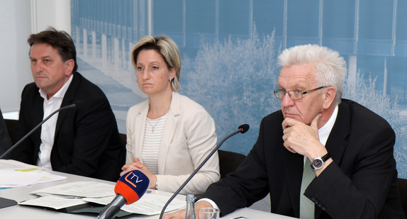 v.l.n.r.: Sozial- und Integrationsminister Manne Lucha, Wirtschafts- und Arbeitsministerin Nicole Hoffmeister-Kraut und Ministerpräsident Winfried Kretschmann