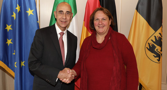 Staatsministerin Theresa Schopper (r.) und der italienische Botschafter Luigi Mattiolo (l.) (Bild: Staatsministerium Baden-Württemberg)