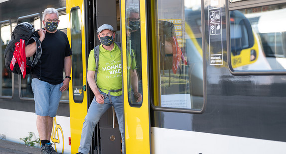 Tourismusminister Guido Wolf (l.) und Verkehrsminister Winfried Hermann (r.) werben für Urlaub in Baden-Württemberg (Bild: picture alliance/Sebastian Gollnow/dpa)