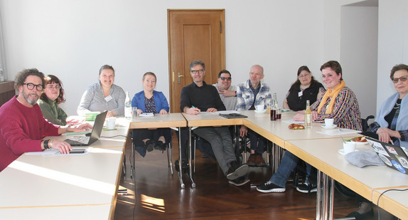 Gruppenfoto an Konferenztisch: Simone Fischer mit mehreren Mitgliedern des Beirats der Menschen mit Behinderungen im Fachverband des Diakonischen Werks Württemberg