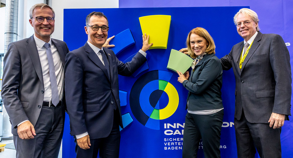 von links nach rechts: Prof. Peter Middendorf (Rektor der Universität Stuttgart), Ministerpräsident Cem Özdemir, Wissenschaftsministerin Petra Olschowski und Prof. Jan Hesthaven (Präsident des Karlsruher Instituts für Technologie (KIT))