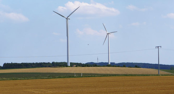 Zwei Windräder stehen auf einem Feld in der Nähe von Gerstetten.