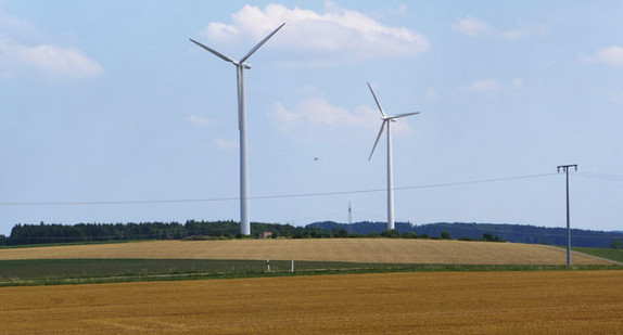 Zwei Windräder stehen auf einem Feld in der Nähe von Gerstetten.