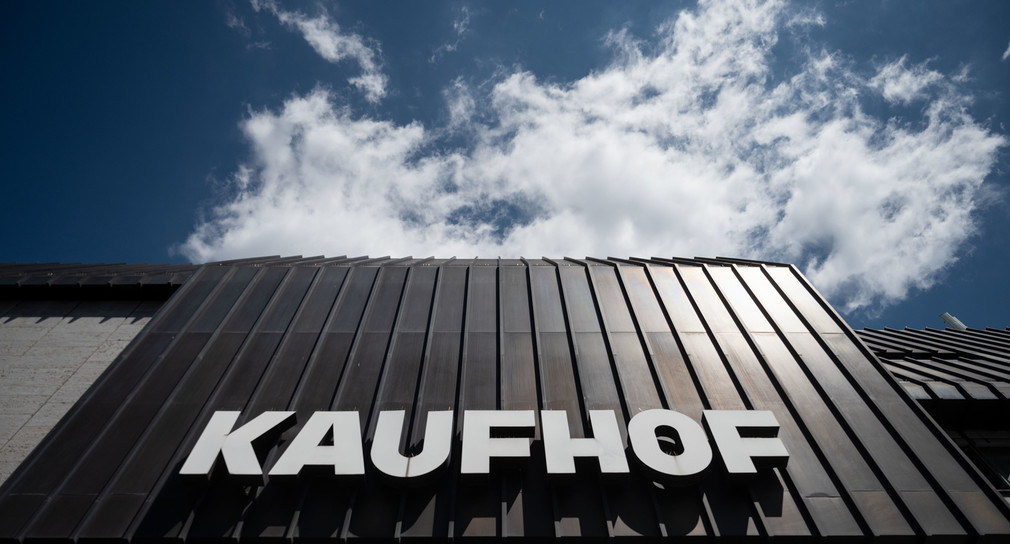 Das Kaufhof-Logo ist an einer Filiale der Warenhandelskette im Stuttgarter Stadtteil Bad-Cannstatt zu sehen. (Bild: picture alliance/Marijan Murat/dpa)