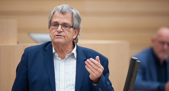 Hans-Ulrich Sckerl hält im Landtag von Baden-Württemberg eine Rede.