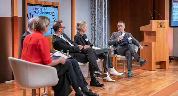 (V.l.n.r.): Kathrin Witsch, Teamleiterin Energie Handelsblatt, Jürgen Thormann, Managing Director New Technologies SCHWENK Zement, Umweltministerin Thekla Walker und Präsident der Bundesnetzagentur Klaus Müller. Am Mikrophon Andreas Renner, Leiter für Politik und Regierungsangelegenheiten EnBW 