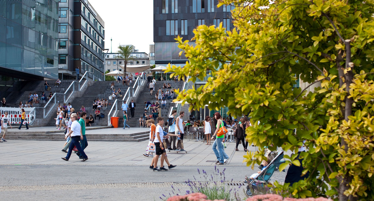 Menschen auf der Freitreppe am Stuttgarter Schlossplatz