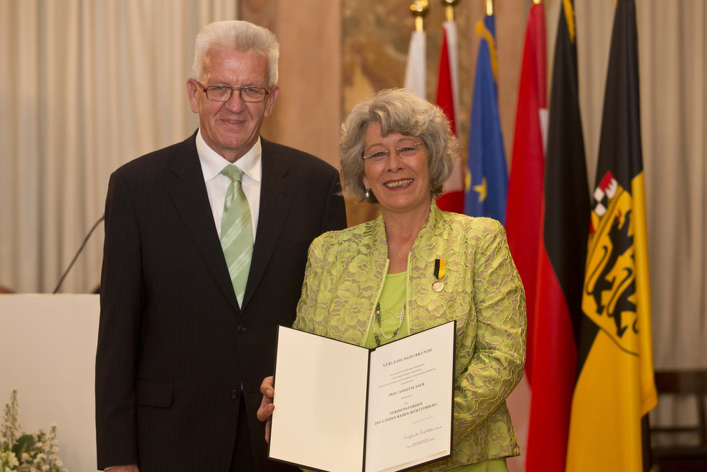 Ministerpräsident Winfried Kretschmann (l.) und Annette Saur (r.)