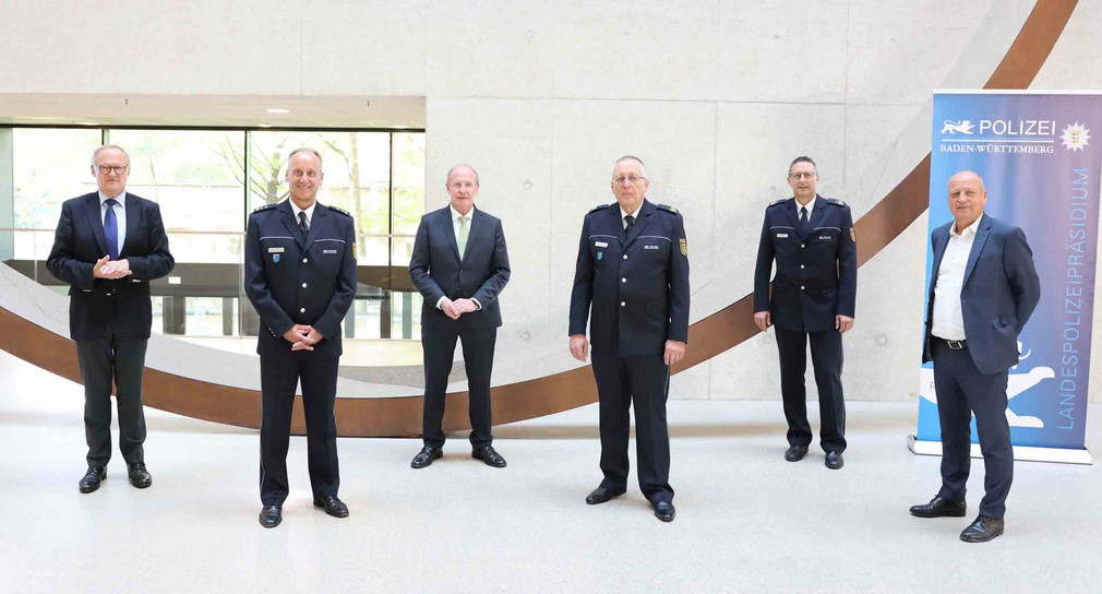 Der Staatssekretär im Innenministerium Wilfried Klenk (dritter von links) mit dem scheidenden Polizeivizepräsidenten im Polizeipräsidium Reutlingen Reinhard Nething (dritter von rechts) und seinem Nachfolger Leitender Kriminaldirektor Ralf Keppler (zweiter von links) auf einem Gruppenfoto.